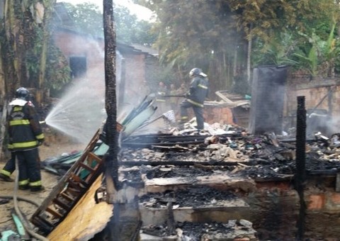 Policiais militares resgatam criança de uma casa em chamas