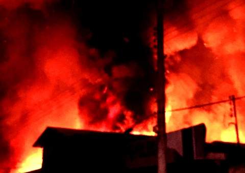 Em Fonte Boa, fogo destrói estabelecimento comercial