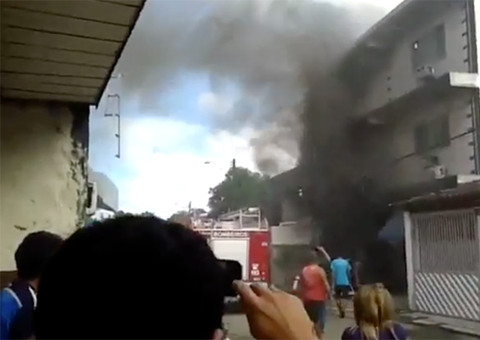 Incêndio atinge loja de motopeças no Alvorada