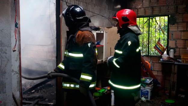 Casa é parcialmente destruída no Santa Etelvina
