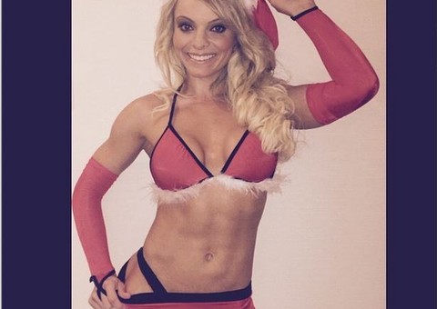 ‘Miss Bumbum’ 2014 posa de Mamãe Noel sexy