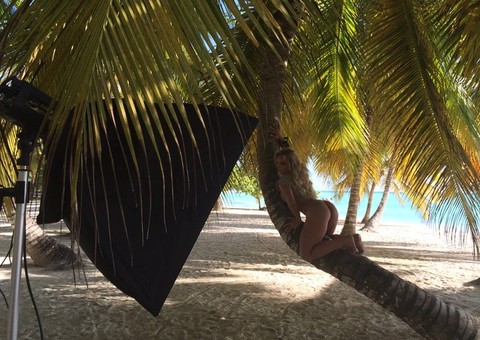 Miss Bumbum faz ensaio nu para a revista "Sexy"