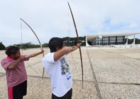 Policial leva flechada em confronto com índios