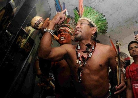 Polícia usa gás de pimenta contra índios