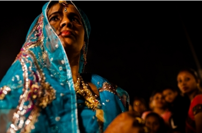 Noivas recebem bastões  para se protegerem de maridos que bebem