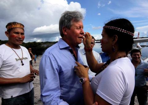 Artur e Pauderney fazem entrega de escola em comunidade indígena