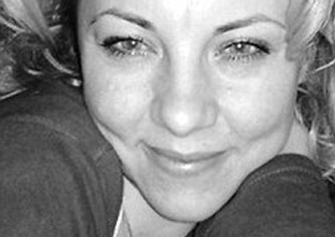 Mulher teve rosto injetado com veneno de cobra durante procedimento estético