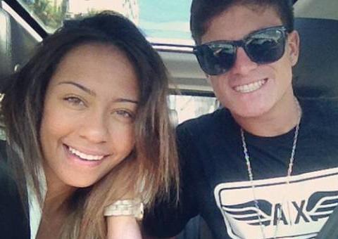 Conheça a irmã de Neymar e o namorado, jogador do Santos