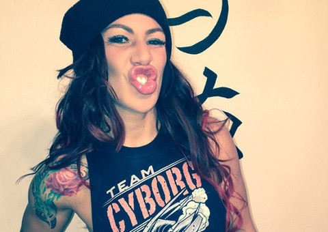 Lutadora de MMA faz ensaio sensual