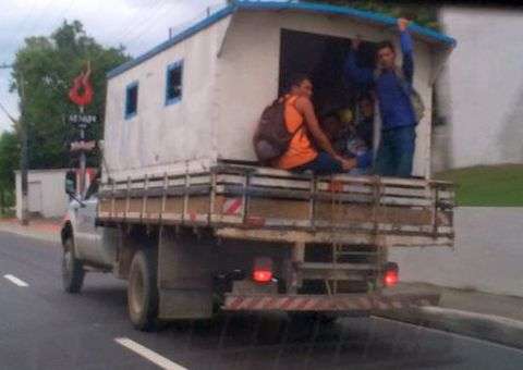 Caminhão faz transporte irregular de passageiros