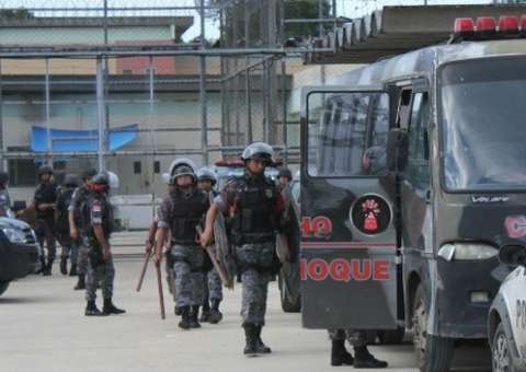Detentos transportados em caminhão tentam fugir no Boulevard Álvaro Maia
