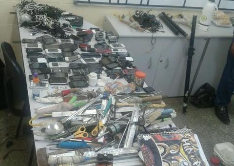 Celulares e armas brancas encontrados em celas de presos no  Ipat