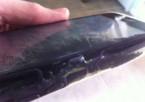 Garota sofre queimaduras após iPhone explodir no bolso da sua calça