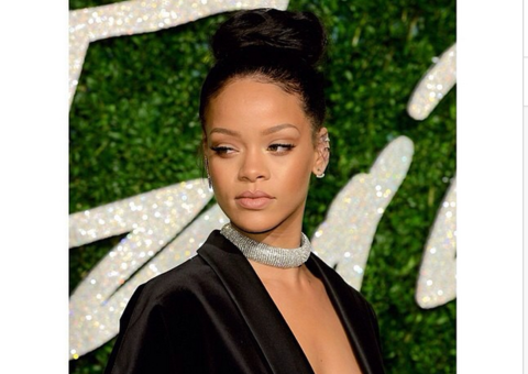 Rihanna faz declaração polêmica sobre atentado em Paris