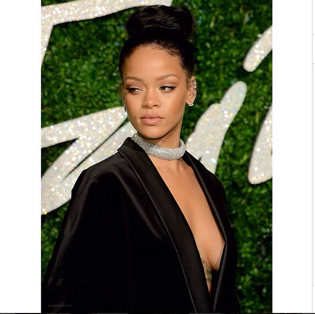 Rihanna faz declaração polêmica sobre atentado em Paris