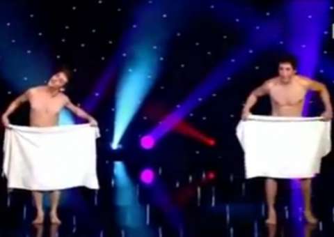 Irmãos dançam balé usando apenas uma toalha