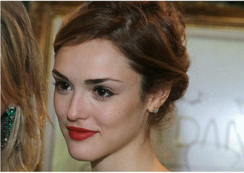 Isabelle Drummond muda visual e aparece com cabelo mais escuro