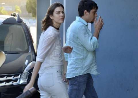 Filhas chegam à cerimônia de cremação de José Wilker no Rio