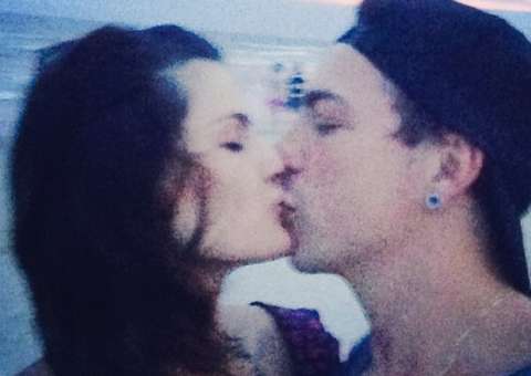 A fila andou: Di Ferrero posa beijando Isabelli Fontana