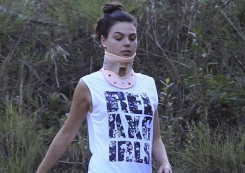 Isis Valverde faz festa para os amigos após retirar colar cervical