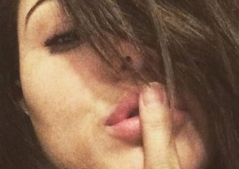 Ísis Valverde se revolta, dá "cotoco" e chama seguidores de hipócritas