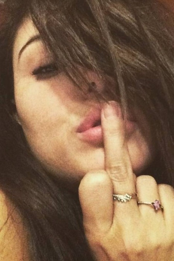 Ísis Valverde se revolta, dá "cotoco" e chama seguidores de hipócritas