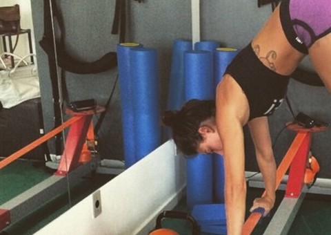   Isis Valverde empina bumbum e mostra exercício de pilates