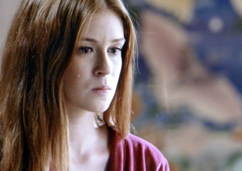  Ísis flagra Zé Alfredo na cama com outra e cai no choro