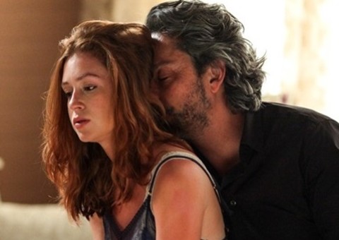 Após ir morar com Marta, Ísis abre mão de Zé Alfredo e dá ultimato a Comendador