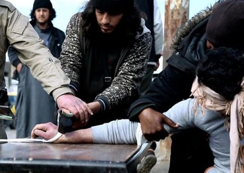 Membros do Estado Islâmico cortam a mão de ladrão em novo vídeo