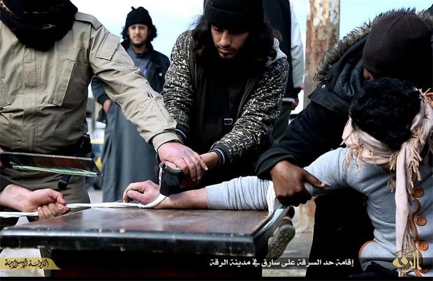 Membros do Estado Islâmico cortam a mão de ladrão em novo vídeo