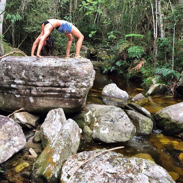 Ísis Valverde mostra elasticidade em meio à natureza