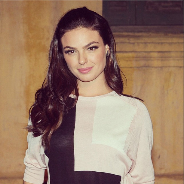 Ísis Valverde encontra cobra em casa e mostra nas redes socais 