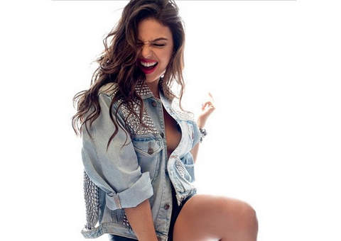 Isis Valverde quase mostra demais em foto publicada na internet