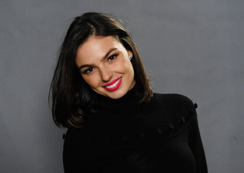 De biquíni, Isis Valverde exibe curvas esculturais na praia