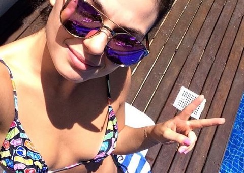 Ísis Valverde posta foto de biquíni e ganha estrela de fãs