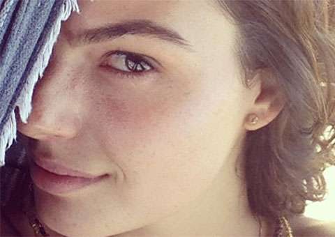 Fotos de Ísis Valverde caem na rede