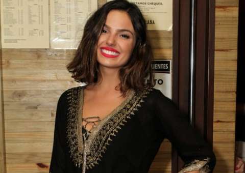 Sem Cauã, Isis Valverde assiste estreia de 'Amores Roubados'