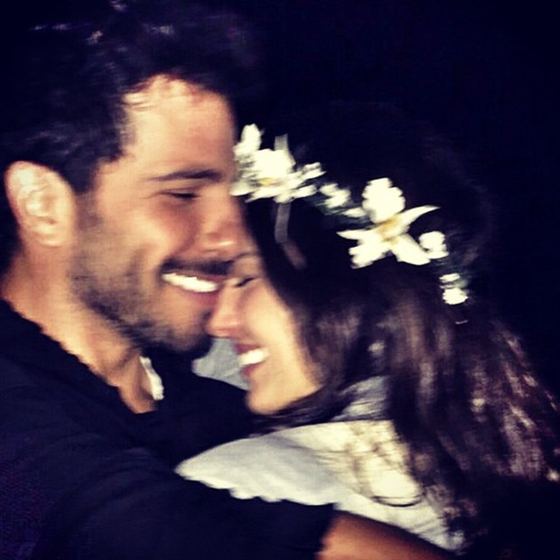 Apaixonada, Ísis Valverde se declara para namorado