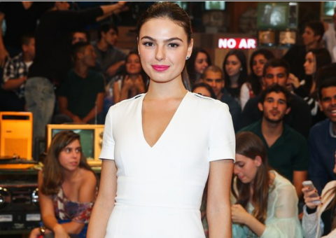 Pergunta sobre Cauã deixa Isis Valverde em saia justa em programa