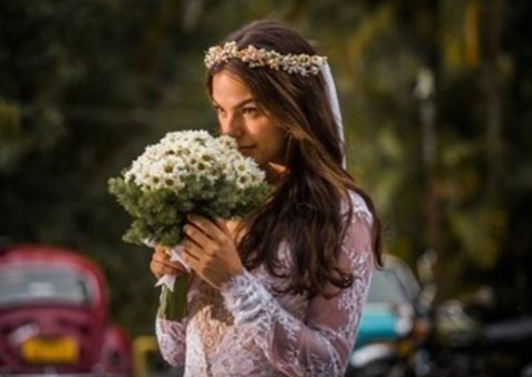  Ísis Valverde se veste de noiva e sonha "quero casar em um jardim"