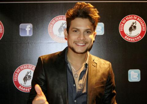 Cantor Israel Novaes diz que não acredita nas mulheres