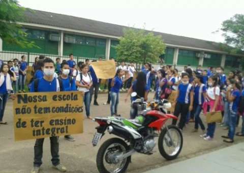 Fossa transborda e alunos fazem protesto