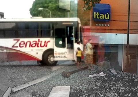 Itaú da Compensa é assaltado por grupo com metralhadora. Ônibus foi usado para facilitar fuga