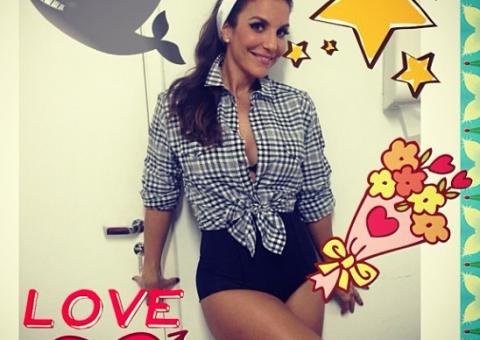 Aos 41 anos, Ivete Sangalo posa com figurino sexy