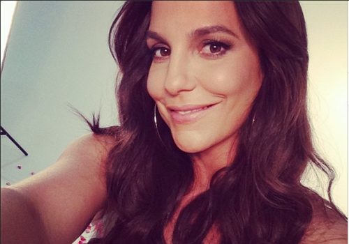 Ivete Sangalo exibe curvas no Instagram
