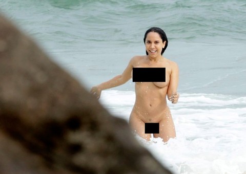 Mulher Melão fica nua na praia para comemorar liberação do nudismo