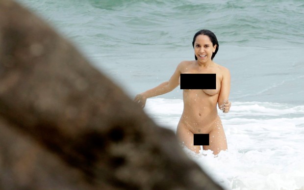 Mulher Melão fica nua na praia para comemorar liberação do nudismo