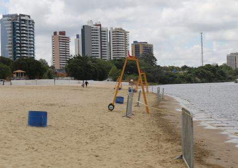 Novo jacaré faz prefeito Artur Neto  manter a Ponta Negra fechada neste domingo