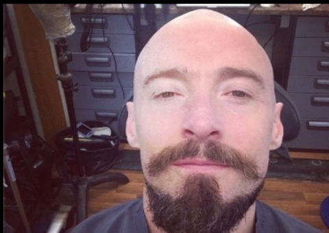 Hugh Jackman aparece careca
